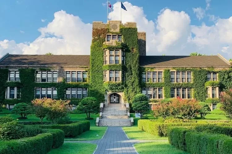 Front view of Yonsei University’s main campus, showcasing state-of-the-art student facilities and historic architecture in Seoul, South Korea.
